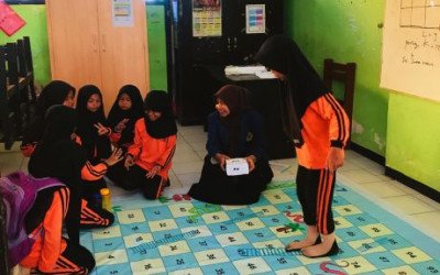 Inovasi Kampus Mengajar Dalam Pembelajaran dengan Media Ular Tangga di SDN 2 Banyumulek